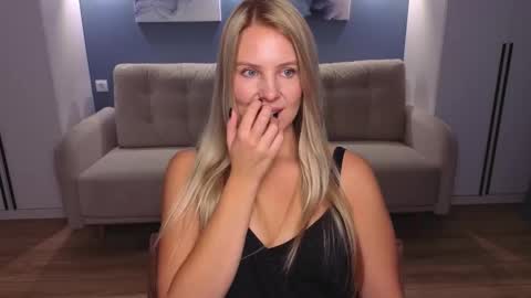 Snapshot of melaniebennett chatting on October 11, 8:19 am Melanie Bennett online show from October 11, 8:19 am
