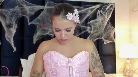 Melanie Roux online show from October 8, 8:15 pm