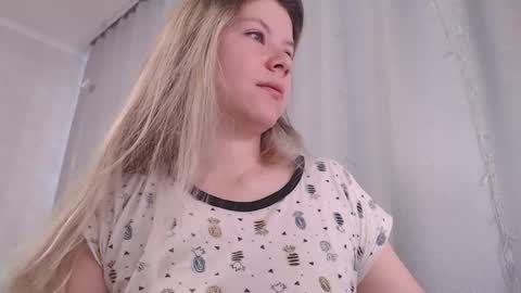 Melissa  Ray online show from February 2, 4:15 am