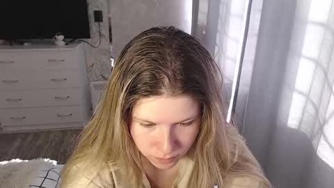 Melissa  Ray online show from March 3, 8:05 am