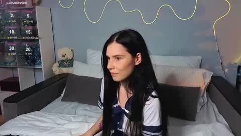 mellhyees online show from December 22, 9:10 pm