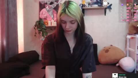 Snapshot of mevis_li chatting on October 19, 3:22 am Mavis online show from October 19, 3:22 am