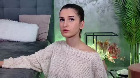 Freya Allen online show from January 21, 9:15 pm