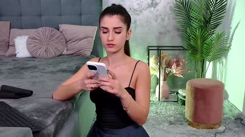 Freya Allen online show from December 4, 8:56 pm