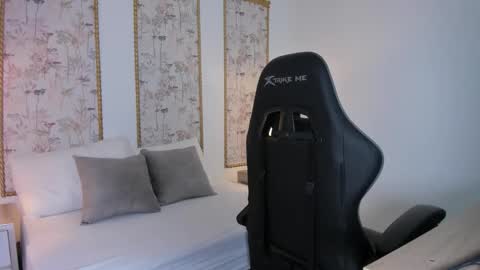 M I A  online show from December 21, 2:40 am