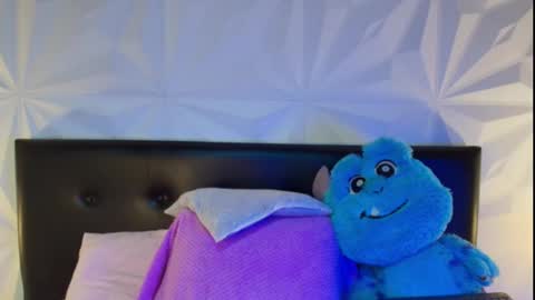 Snapshot of mia_lou_ chatting on September 16, 8:01 pm Mia online show from September 16, 8:01 pm