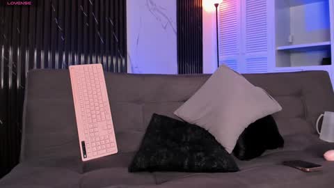 Snapshot of mia_ravenn chatting on December 7, 4:04 am Mia online show from December 7, 4:04 am