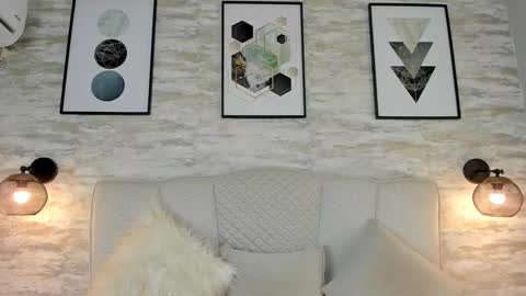 Mia online show from December 4, 5:43 am