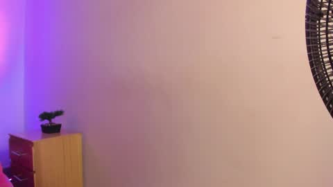 mia_sweetie1 online show from May 29, 8:18 pm