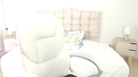 Mia  online show from October 6, 3:02 am