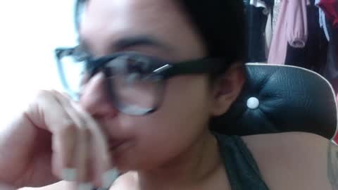 mia_w22 online show from November 18, 4:37 am