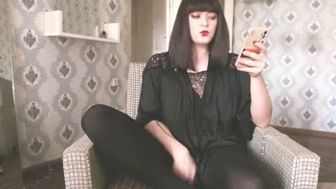 mia_wallase online show from June 21, 10:10 am