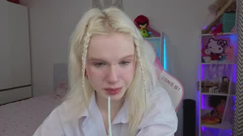 Mia online show from April 3, 3:35 am