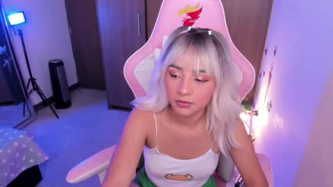 mia  nicolle online show from January 10, 12:05 am