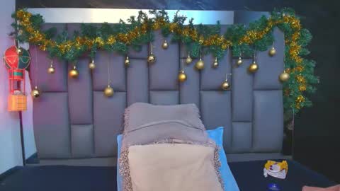 Mia online show from December 17, 12:12 pm