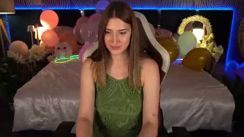 Mia online show from July 2, 1:05 pm