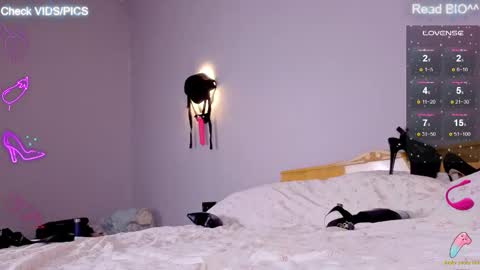 Mia online show from September 18, 6:45 pm