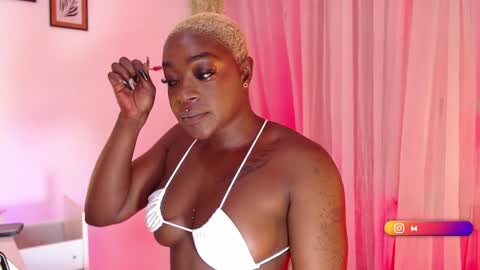 Snapshot of miaknox chatting on February 4, 9:07 am Mia online show from February 4, 9:07 am