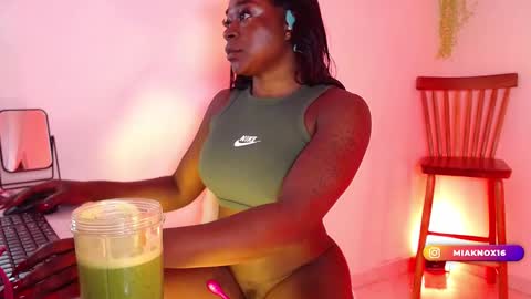 Snapshot of miaknox chatting on March 5, 9:05 am Mia online show from March 5, 9:05 am