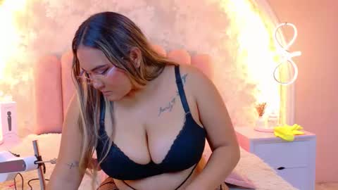 Mia online show from February 22, 6:28 am