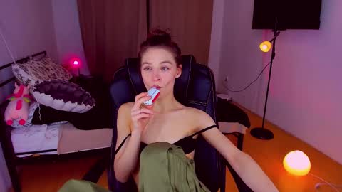 Mia online show from February 5, 3:52 pm