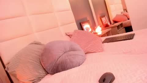 Mia online show from March 6, 9:31 pm