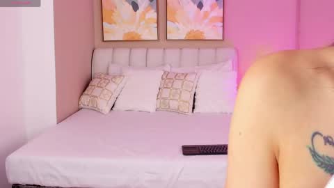 Mia online show from April 9, 3:07 pm