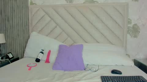 Mia Thompson online show from November 24, 5:17 am