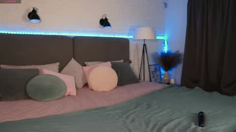 micky___love online show from April 14, 7:06 pm