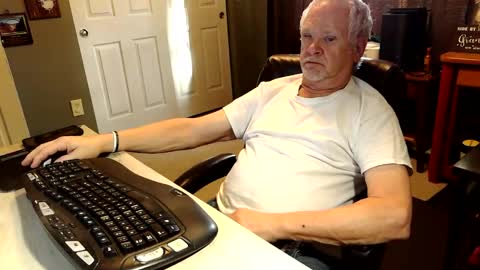 Snapshot of midwestdad09 chatting on October 22, 9:27 pm midwestdad09 online show from October 22, 9:27 pm