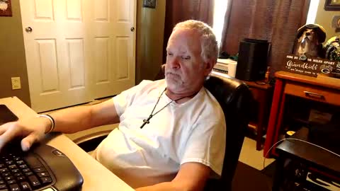 Snapshot of midwestdad09 chatting on October 21, 6:44 pm midwestdad09 online show from October 21, 6:44 pm