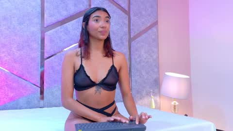Snapshot of miiaa_spencer chatting on October 27, 11:32 am Miia online show from October 27, 11:32 am