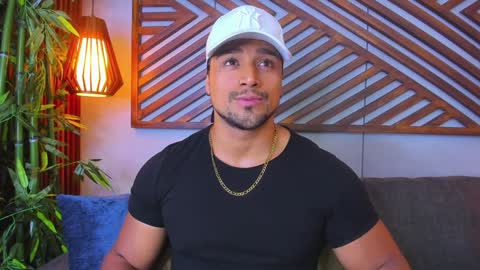 Snapshot of mike_estevess chatting on January 24, 3:32 am   online show from January 24, 3:32 am