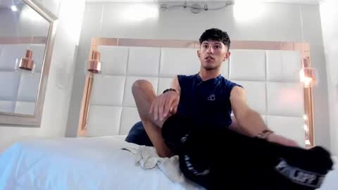 mike_sanz18_ online show from March 5, 9:15 pm