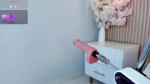 mila_hank online show from May 12, 4:05 pm