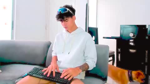 Milcon Thomson online show from January 10, 9:31 pm