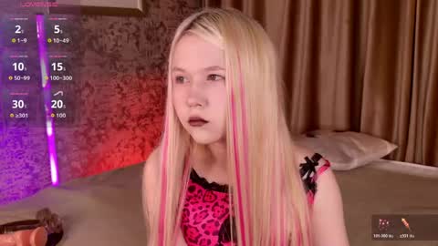 Mia online show from April 22, 3:41 pm