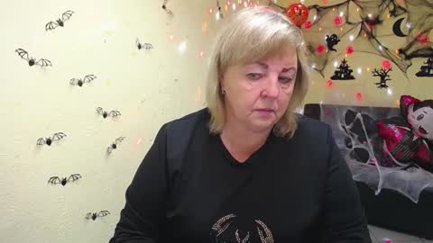Snapshot of milenawedxy chatting on October 19, 5:12 am Milena online show from October 19, 5:12 am