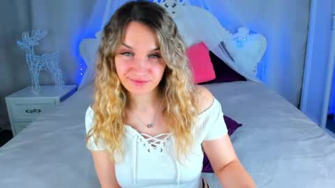 milkablond online show from March 16, 5:44 am