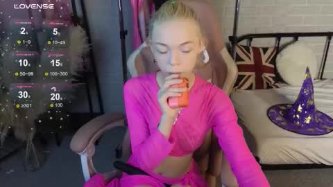 Snapshot of millaholt chatting on October 23, 9:22 am Hello Im Mila online show from October 23, 9:22 am