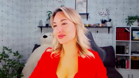 Snapshot of millaxqueen chatting on October 17, 8:07 am MillaXQueen online show from October 17, 8:07 am