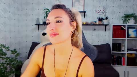Snapshot of millaxqueen chatting on October 24, 1:23 pm MillaXQueen online show from October 24, 1:23 pm