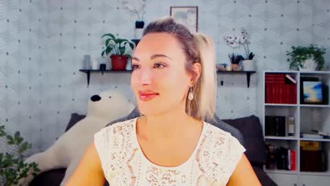 Snapshot of millaxqueen chatting on October 15, 3:57 pm MillaXQueen online show from October 15, 3:57 pm