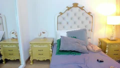 miss vivienne online show from December 23, 4:07 am