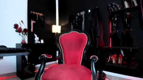 Snapshot of missdarklady chatting on February 11, 9:56 pm Missdarklady online show from February 11, 9:56 pm