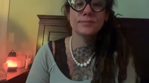 Snapshot of misshoneybadger333 chatting on October 21, 2:05 am misshoneybadger333 online show from October 21, 2:05 am