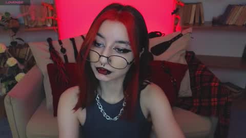 Snapshot of mistress__marcelline chatting on October 22, 7:11 am Marcelline online show from October 22, 7:11 am