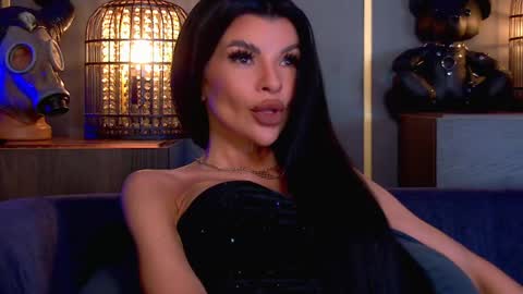 Elenia online show from April 22, 2:35 pm