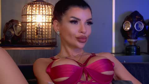 Elenia online show from November 4, 4:08 pm