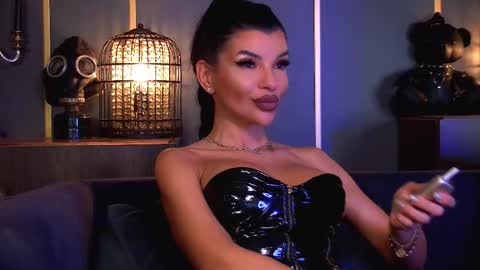 Elenia online show from December 4, 4:17 pm